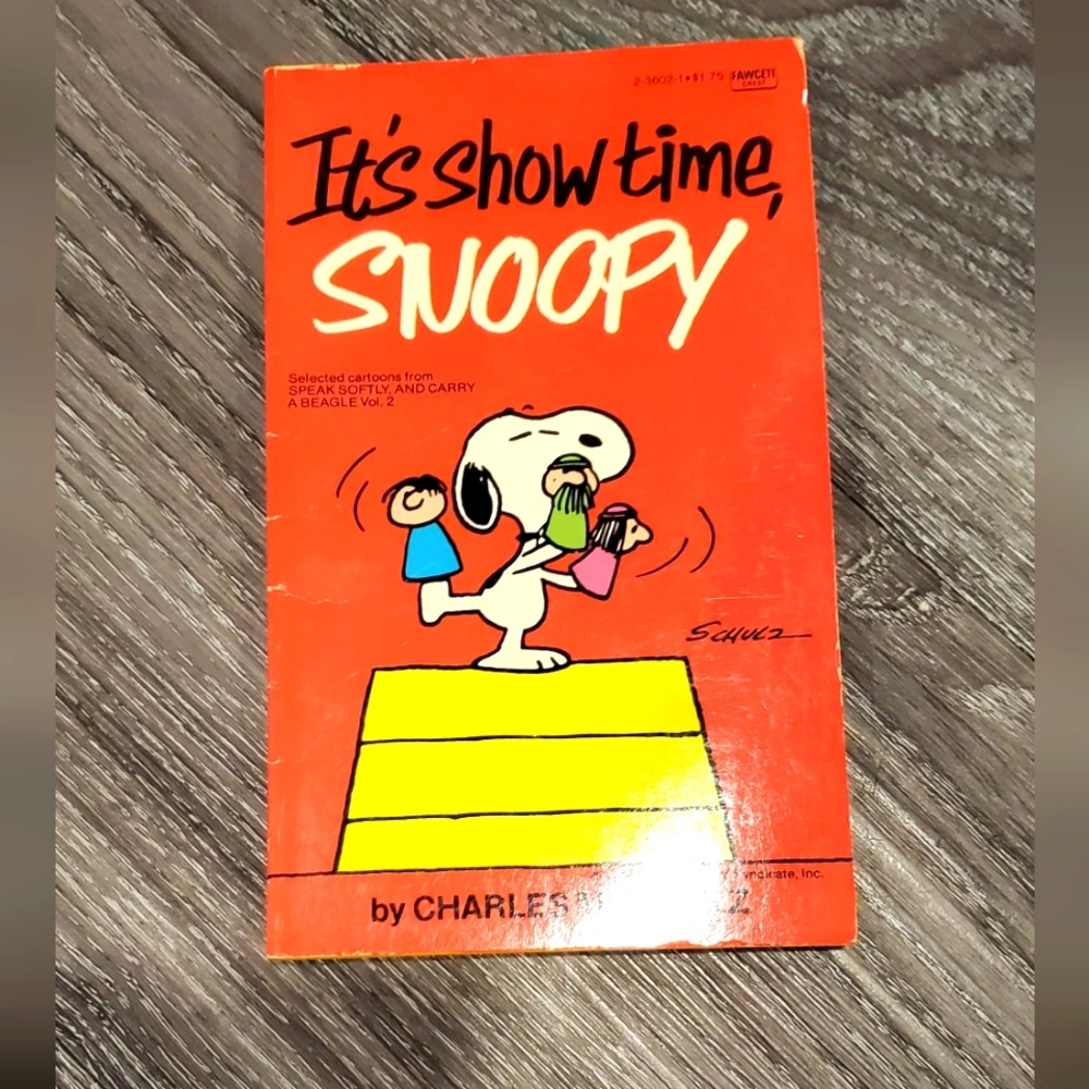 3/$40  vintage book - its show time Snoopy